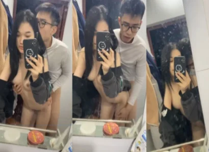 Cặp đôi sinh viên trẻ đang quan hệ với nhau trước gương