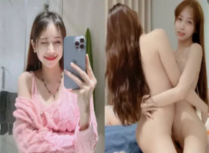 Lâm Thái Vy với cô bạn thân của mình móc bím trong buổi phát sóng trực tiếp