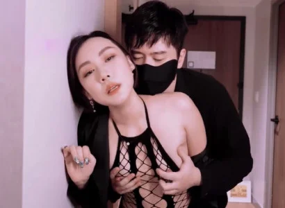 Chị vợ bán thân cho sếp để trả nợ cho chồng