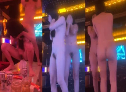 Cô nàng múa thoát y nóng bỏng trong bầu không khí dâm loạn của quán